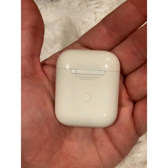 Genuine Apple Wireless Charging Case For AirPods FIRST / SECOND Generation A1938 - Picture 4 of 8